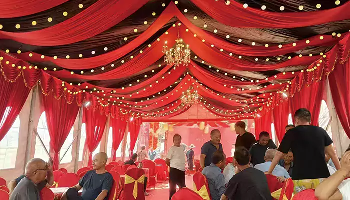 Şarap ziyafeti için it-çek çadırı, açık havada yemek yeme deneyiminde devrim yaratıyor