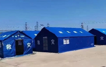 Tangshan Pengcheng Outdoor, acil durum malzemeleri için sağlam ve kaliteli bir savunma hattı oluşturarak afet yardım çadırı süreçlerinin standardizasyonuna derinden dahil oldu.